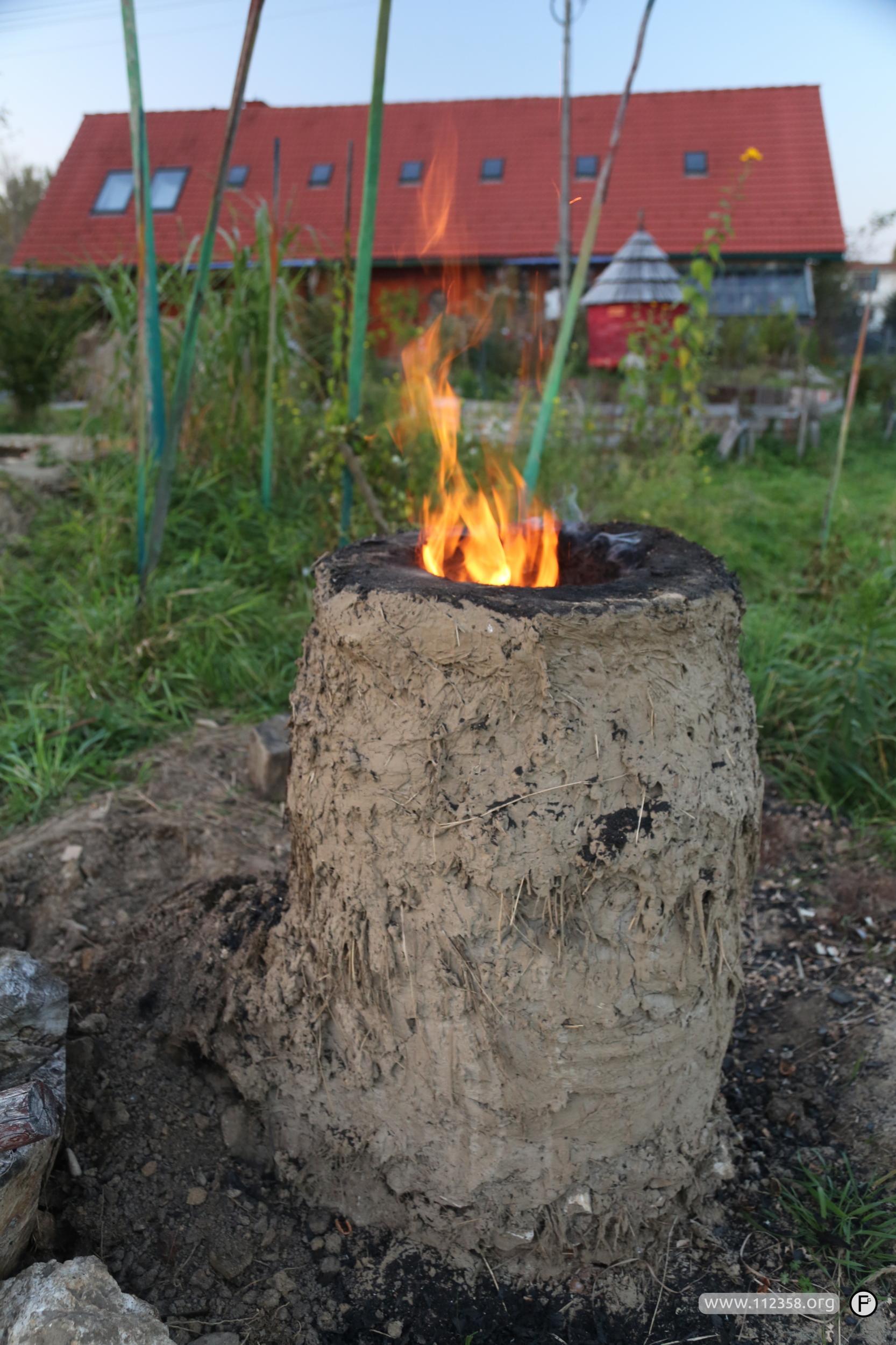 Prosty i tani piec do wypalania ceramiki, który możesz zbudować w swoim ogrodzie.